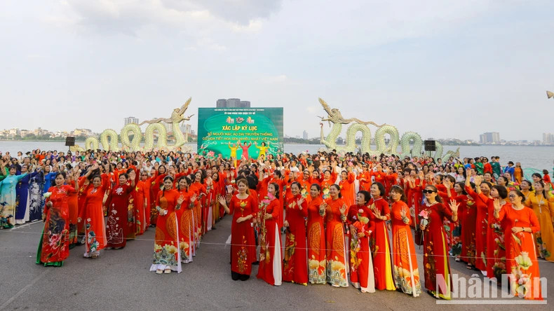 More than 1,000 people, wearing traditional Ao Dai with lotus patterns, set the record for “The largest number of people wearing traditional Ao Dai with lotus motifs in Vietnam”.