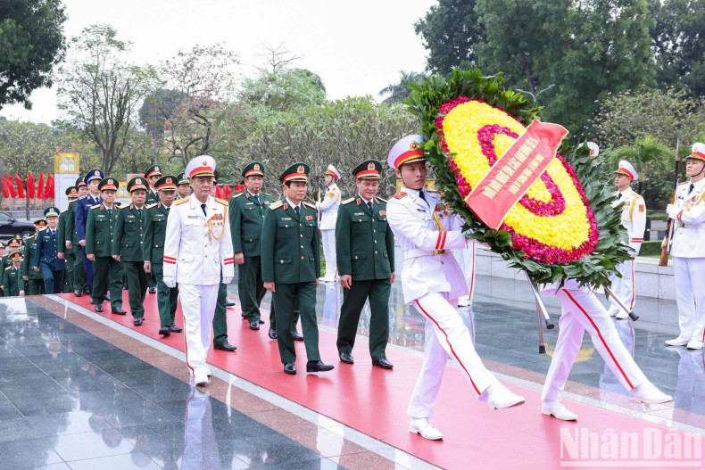 The delegation from the Central Military Commission - the Ministry of National Defence lay wreath at Monument for Heroic Martyrs on Bac Son street.