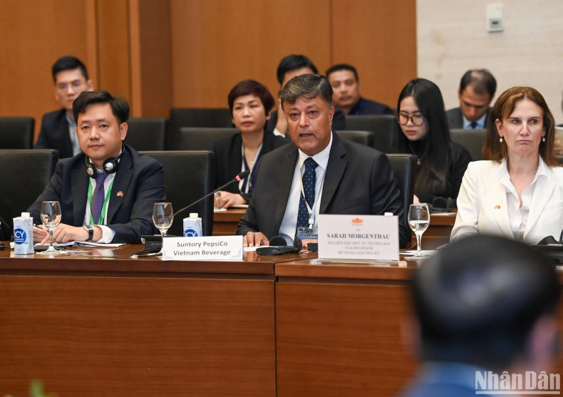 A representative from Suntory PepsiCo Vietnam Beverage speaks at the working session.