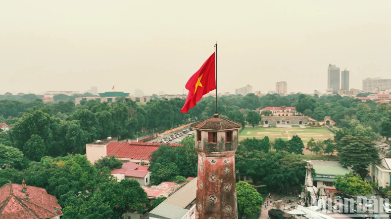 The sound of the saxophone also takes viewers to the Hanoi Flagpole. The sound of the saxophone also takes viewers to the Hanoi Flagpole.
