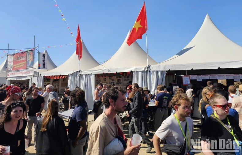 The Vietnam pavilion, organised by Nhan Dan Newspaper, has become a familiar destination for many French and international friends at each edition of L’Humanité Festival. The Vietnam pavilion, organised by Nhan Dan Newspaper, has become a familiar destination for many French and international friends at each edition of L’Humanité Festival.