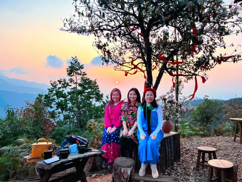 Visitors can enjoy tea marinated with ‘son tra’ flowers while watching the sunset at the only coffee shop on the top of a hill in the village.