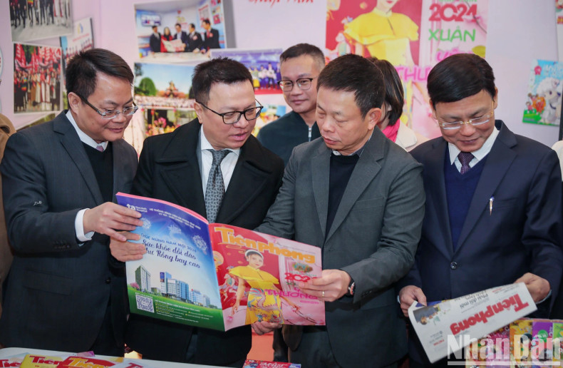 The 2024 Hanoi Spring Press Festival features many impressive pavilions with several beautiful spring publications. The 2024 Hanoi Spring Press Festival features many impressive pavilions with several beautiful spring publications.