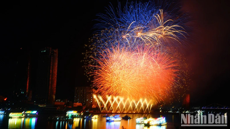 The splendid fireworks in the sky, which were reflected on the water’s surface, looked like a natural living kingdom.