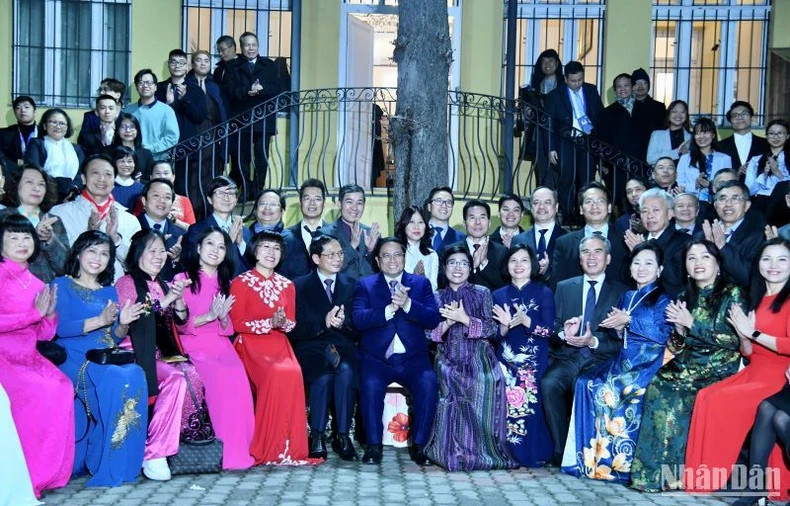 PM Pham Minh Chinh and his spouse pose for a photo with representatives from the Vietnamese community in Hungary. (Photo: NDO)