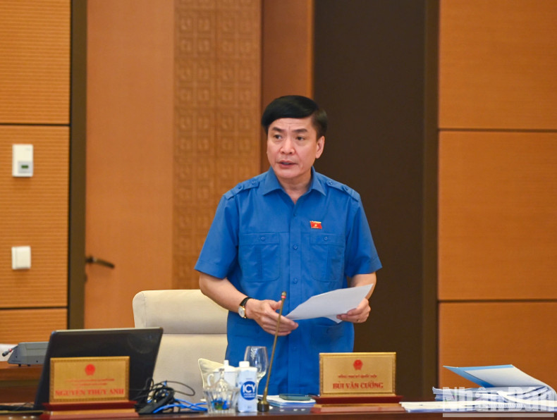 NA Secretary General and Chairman of the NA Office Bui Van Cuong delivers an opening speech for the meeting.