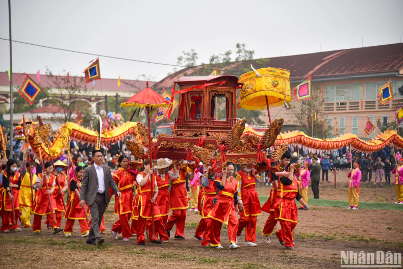 The festival includes the procession of a huge drum and memorial tablet of King Le Dai Hanh. The procession then proceeds to the field where the king ploughed. The festival includes the procession of a huge drum and memorial tablet of King Le Dai Hanh. The procession then proceeds to the field where the king ploughed.