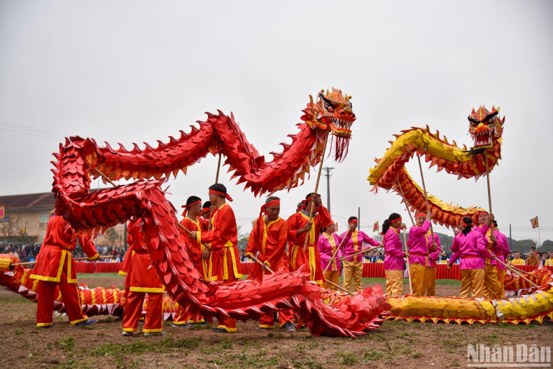 The unique dragon dance performance at Doi Son Ploughing Festival. The unique dragon dance performance at Doi Son Ploughing Festival.