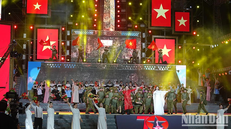 Singers Tung Duong and Dao To Loan perform the song "Nguoi Ha Noi" (Hanoians) (composed by Nguyen Dinh Thi) and "Tien Ve Ha Noi" (Heading to Hanoi) (composed by Van Cao). Singers Tung Duong and Dao To Loan perform the song "Nguoi Ha Noi" (Hanoians) (composed by Nguyen Dinh Thi) and "Tien Ve Ha Noi" (Heading to Hanoi) (composed by Van Cao).