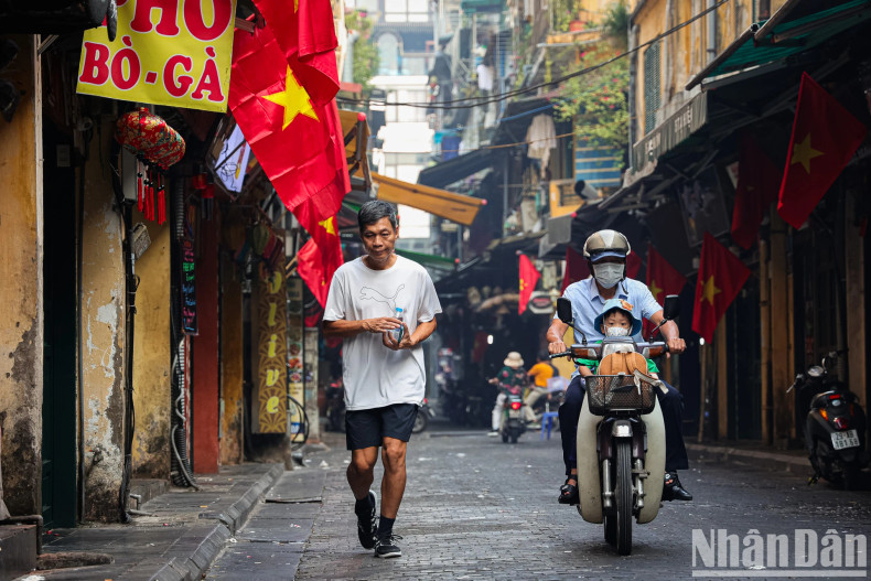 Ta Hien Street is no longer as lively as usual and residents jog and enjoy the pleasant autumn air. Ta Hien Street is no longer as lively as usual and residents jog and enjoy the pleasant autumn air.