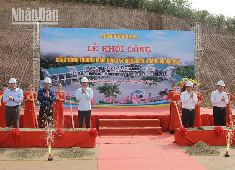 Secretary of Son La City Party Committee Ha Trung Chien and other delegates join an inauguration ceremony for Chieng Le Kindergarten.