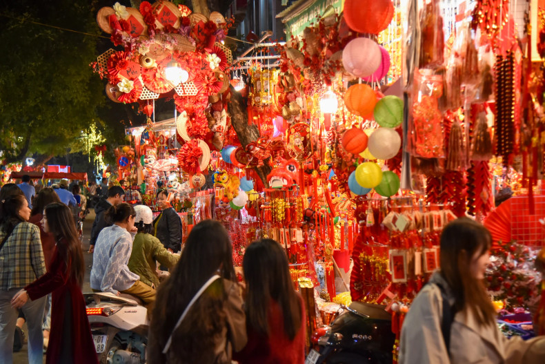 A small trader on Hang Ma Street said: “This year the prices of items here are quite stable like last year, ranging from 50,000 VND to 300,000 VND depending on size and design”. A small trader on Hang Ma Street said: “This year the prices of items here are quite stable like last year, ranging from 50,000 VND to 300,000 VND depending on size and design”.