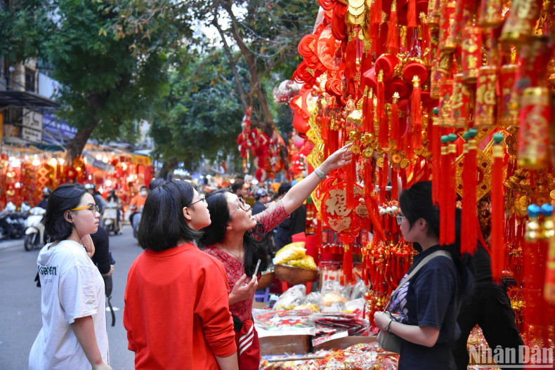 The items are diverse in design and type, giving visitors a bustling atmosphere of Tet and Spring. The items are diverse in design and type, giving visitors a bustling atmosphere of Tet and Spring.