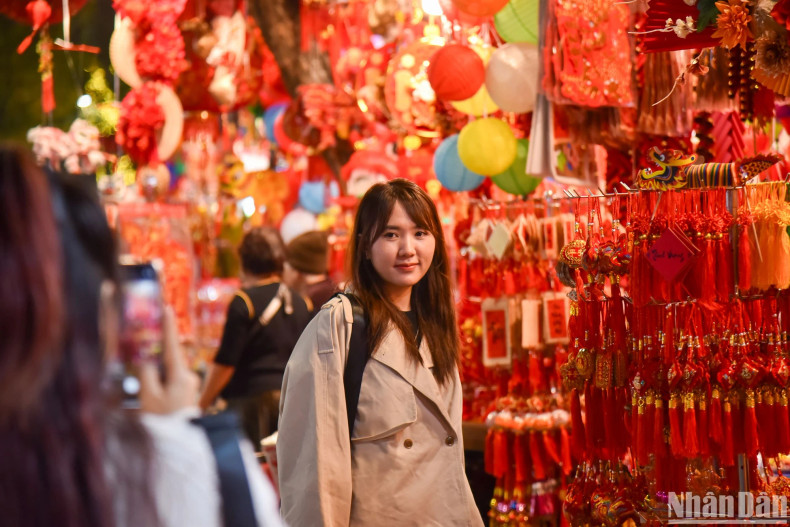 Many people choose Tet decorations early to avoid out-of-stock and crowded situations near the Lunar New Year. Many people choose Tet decorations early to avoid out-of-stock and crowded situations near the Lunar New Year.
