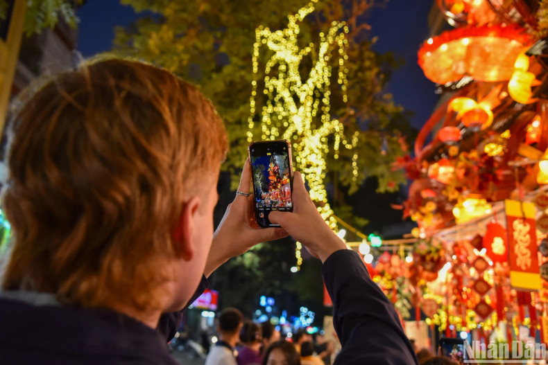 Visiting this street on weekend evenings, visitors can feel the joyful and bustling atmosphere of the traditional Tet. Visiting this street on weekend evenings, visitors can feel the joyful and bustling atmosphere of the traditional Tet.