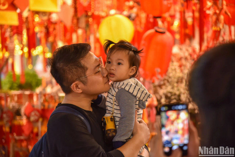 Hang Ma Street attracts large numbers of many families and young people to take photos. Hang Ma Street attracts large numbers of many families and young people to take photos.