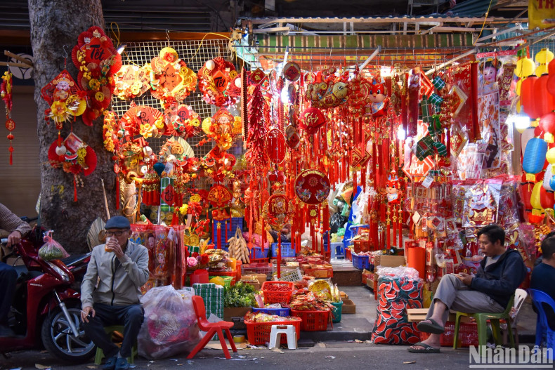 Many items are sold along the street including red couplets, lucky money envelopes, masks, and lanterns. Many items are sold along the street including red couplets, lucky money envelopes, masks, and lanterns.
