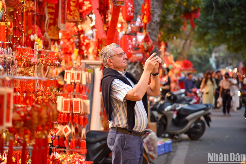 Hang Ma Street also attracts many foreign tourists. Hang Ma Street also attracts many foreign tourists.