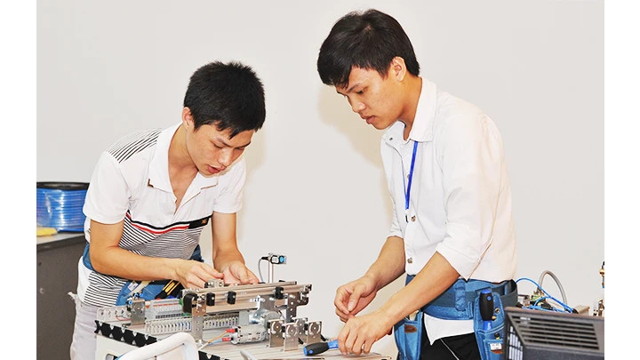 Workers assembling phones for a RoK’s company. (Photo: CUONG NGO)