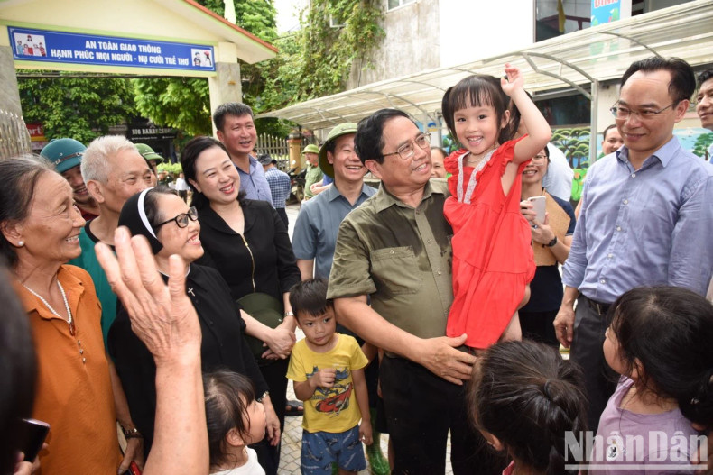 PM Pham Minh Chinh meets with local residents at anh Dương Kindergarten in Yen Bai City.