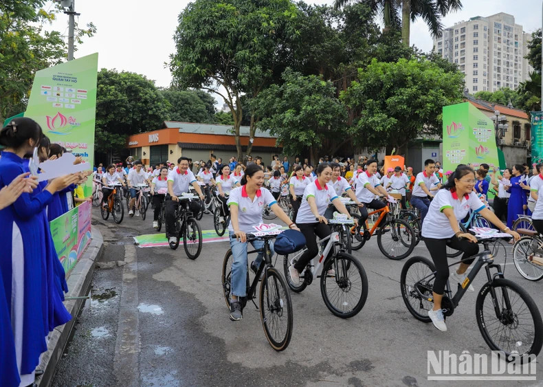 The cycling festival, themed "Colour of West Lake Lotus", is an activity within the framework of the Hanoi Lotus Festival 2024.