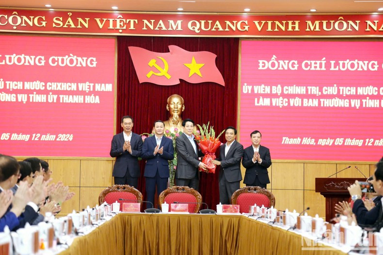 Thanh Hoa provincial leaders present flowers to congratulate President Luong Cuong.