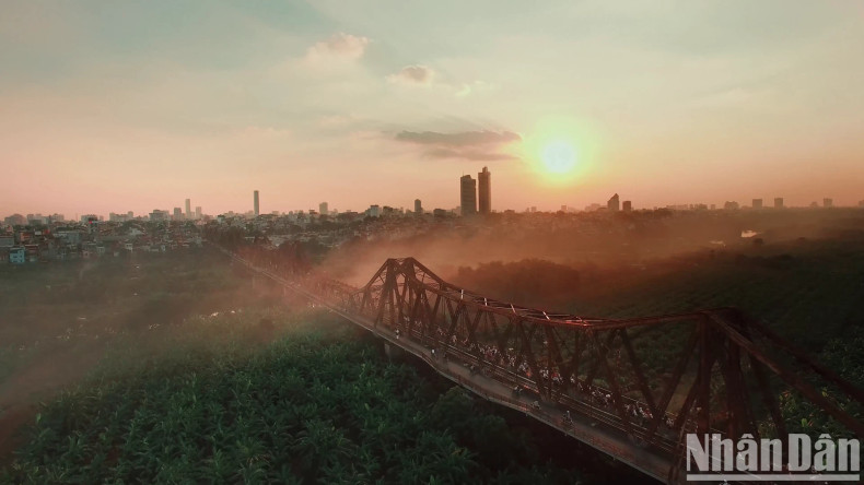 Kenny G's journey begins with the sunrise on Long Bien Bridge. This is a favourite address of many people of many generations. The 120-year-old bridge is also a historical witness of many changes in Hanoi. Kenny G's journey begins with the sunrise on Long Bien Bridge. This is a favourite address of many people of many generations. The 120-year-old bridge is also a historical witness of many changes in Hanoi.
