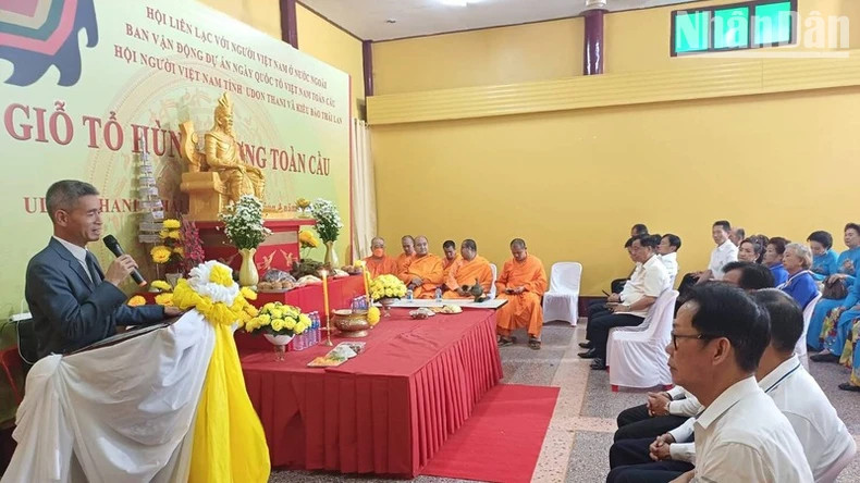 Consul General Chu Duc Dung expresses his appreciation for the spirit of solidarity and the tradition of preserving the national culture of overseas Vietnamese in Thailand. (Photo: collaborator)