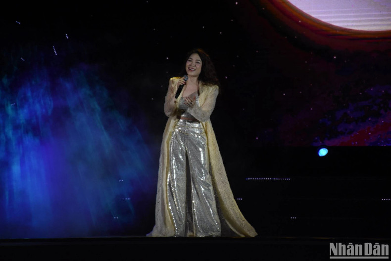 Famous singer My Tam, a daughter of Da Nang, brings emotional moments to the audience at the festival's opening night. (Photo: ANH DAO) Famous singer My Tam, a daughter of Da Nang, brings emotional moments to the audience at the festival's opening night. (Photo: ANH DAO)