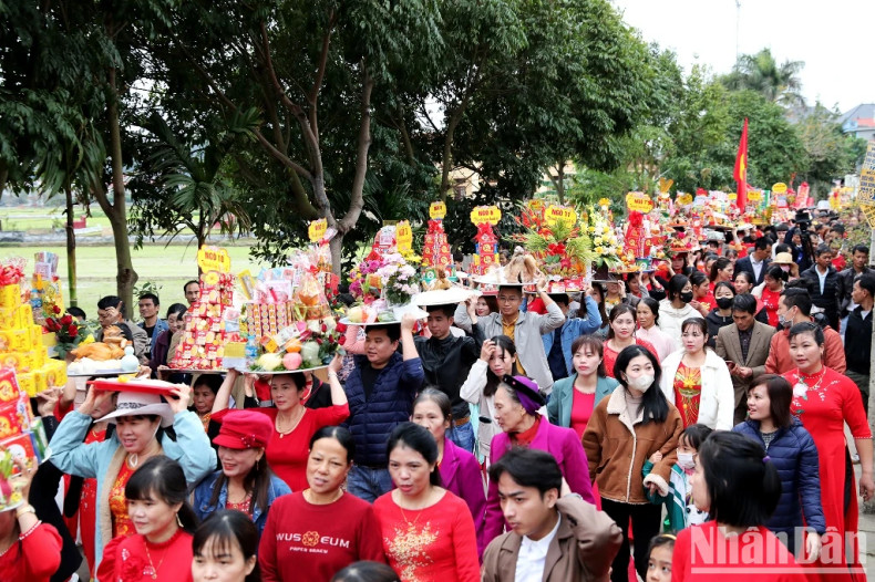 Each alley in the village prepares a tray of offerings to participate in the water procession. Each alley in the village prepares a tray of offerings to participate in the water procession.