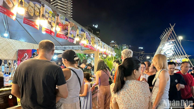 International tourists enjoy the culinary experience at the opening of Enjoy Da Nang 2024. (Photo: ANH DAO) International tourists enjoy the culinary experience at the opening of Enjoy Da Nang 2024. (Photo: ANH DAO)