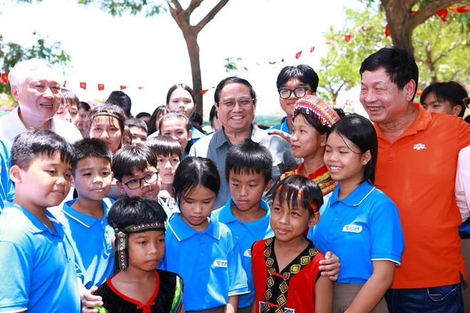 PM Pham Minh Chinh and students of Hope School (Photo: VNA)