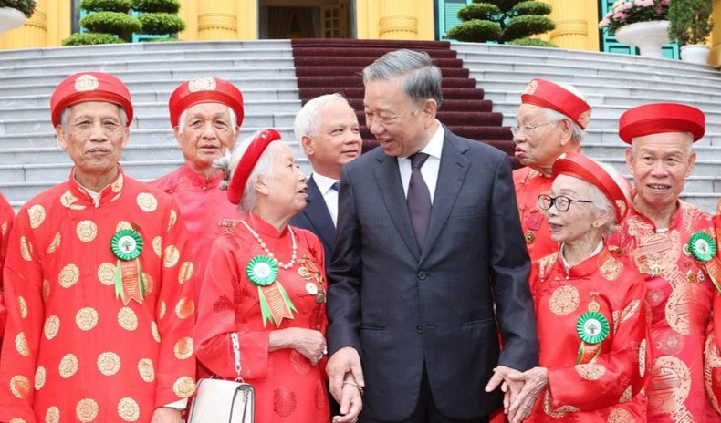 President To Lam and the elderly at the meeting. (Photo: VNA)
