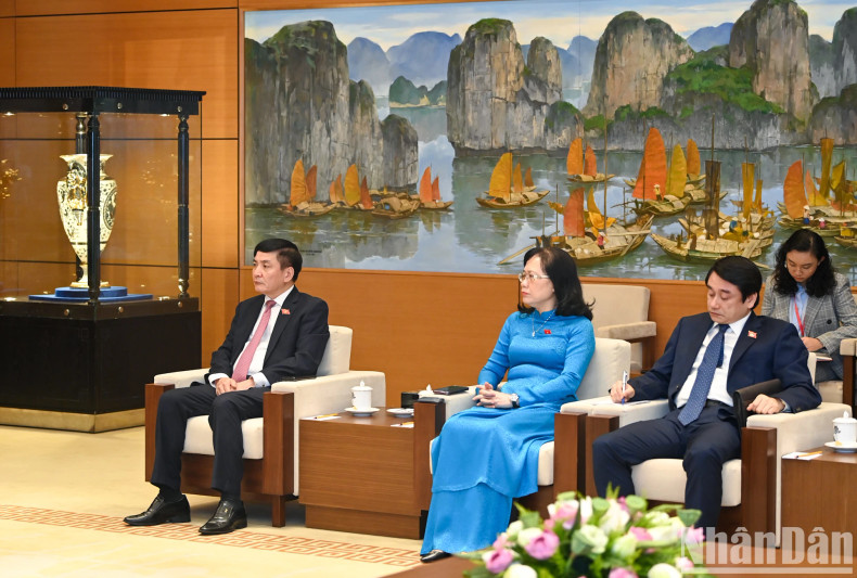 Secretary General of the NA and Chairman of its Office Bui Van Cuong and other Vietnamese delegates attend the reception. Secretary General of the NA and Chairman of its Office Bui Van Cuong and other Vietnamese delegates attend the reception.