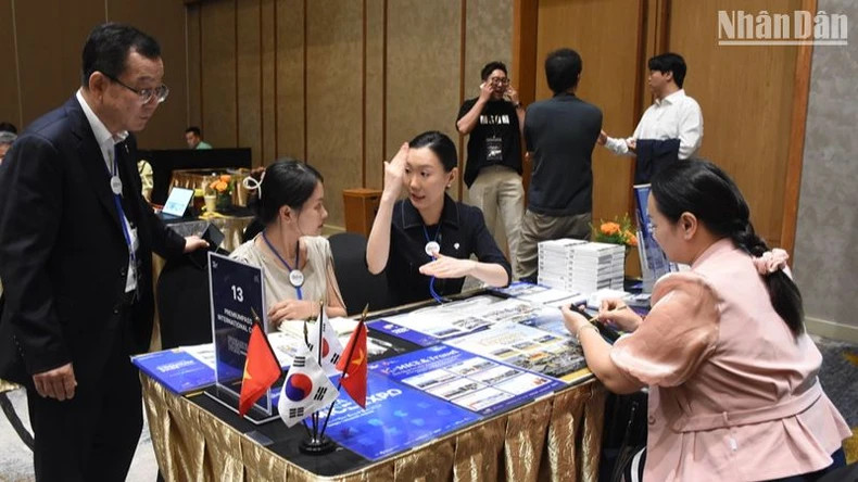 Vietnamese tourism businesses exchange experiences and seek cooperation opportunities with tourism enterprises from the RoK at the B2B Meeting event. (Photo: ANH DAO) Vietnamese tourism businesses exchange experiences and seek cooperation opportunities with tourism enterprises from the RoK at the B2B Meeting event. (Photo: ANH DAO)