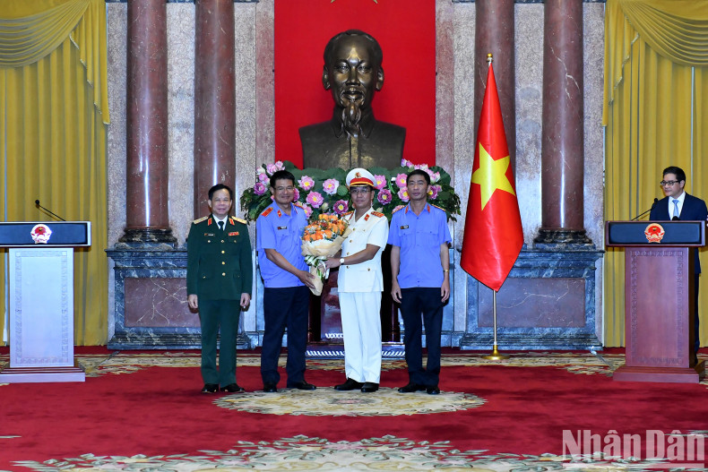 Leaders of the Supreme People's Procuracy congratulate Deputy Prosecutor General Ho Duc Anh.