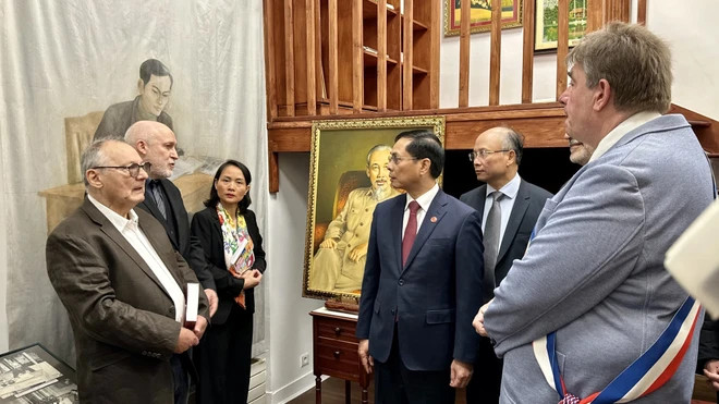 FM Bui Thanh Son (fourth from left) visits President Ho Chi Minh space at the Living History Museum. (Photo: VNA)