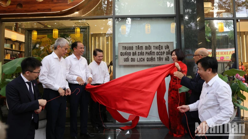 The centre serves as a venue for showcasing, introducing, promoting, connecting, and distributing OCOP products from Tay Ho District and various regions across the country. It aims to preserve and exploit traditional cultural values while promoting and attracting tourists.