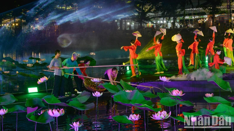 At the opening ceremony, residents and tourists enjoy a semi-realistic art show titled “Story of the Lotus”, on a floating stage. The programme consists of four chapters, corresponding to four historical contexts, the life cycle stages of a lotus flower and human beings.