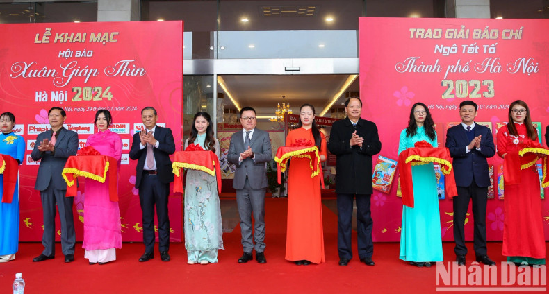 The ribbon cutting ceremony for the opening of the 2024 Hanoi Spring Press Festival. The ribbon cutting ceremony for the opening of the 2024 Hanoi Spring Press Festival.