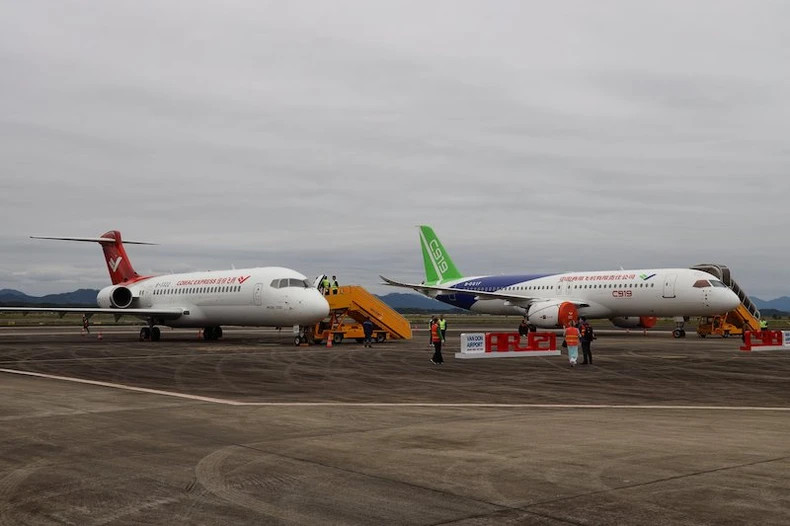 Two COMAC airplanes at the Van Don International Airport. (Photo: NDO)