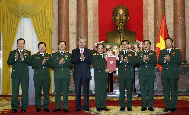 President To Lam, leaders and representatives from the Central Military Commission and Ministry of National Defence, congratulates Senior Lieutenant General Trinh Van Quyet. (Photo: qdnd.vn)