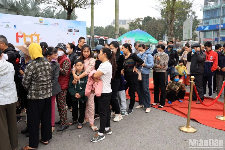 People line up to enjoy ‘pho’. People line up to enjoy ‘pho’.