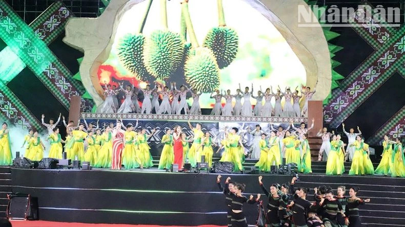 A special artistic programme honours durian as well as the land and people of Krong Pac District. A special artistic programme honours durian as well as the land and people of Krong Pac District.