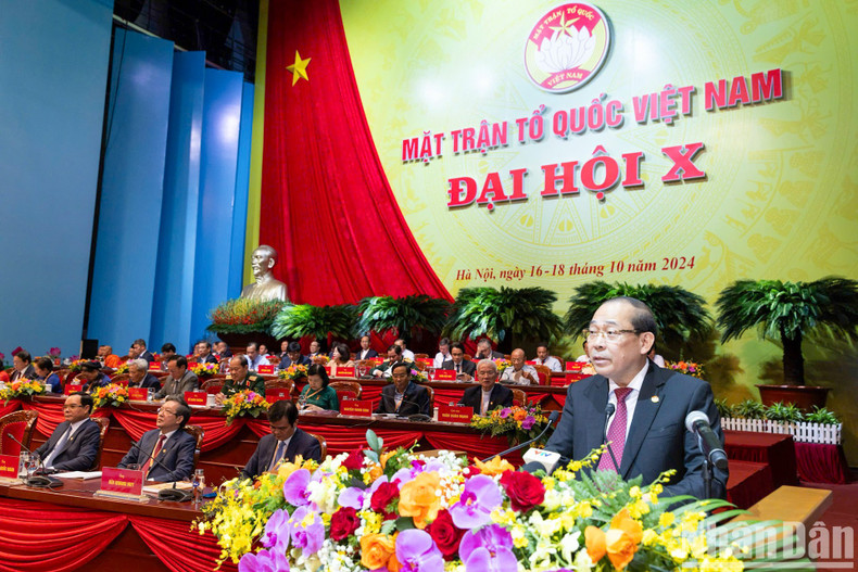 Vice President of the VFF Central Committee Hoang Cong Thuy delivers a speech at the session.