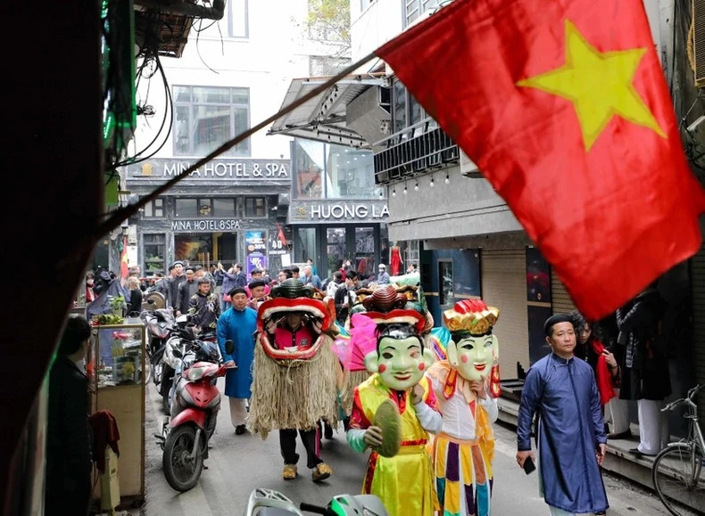The procession meandered through many streets from around Hanoi’s Old Quarter to Kim Ngan Communal House. The procession meandered through many streets from around Hanoi’s Old Quarter to Kim Ngan Communal House.