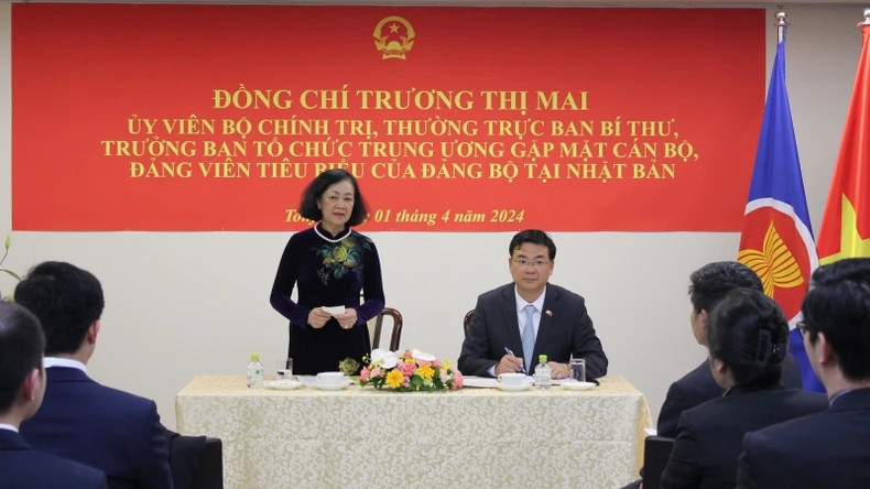 Politburo member Truong Thi Mai at her meeting with CPV officials and members and staff of the Vietnamese Embassy. (Photo: VNA)