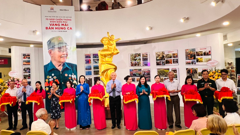 The ribbon cutting ceremony for the exhibition. The ribbon cutting ceremony for the exhibition.