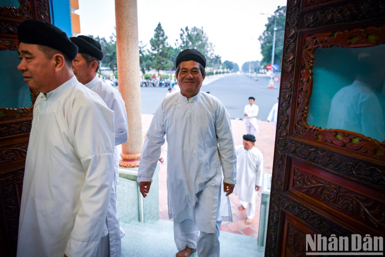 Male followers enter the main hall through the right door.