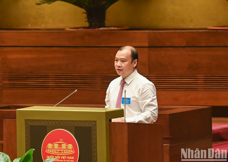 Editor-in-Chief of the Communist Review Le Hai Binh presents a paper at the seminar.